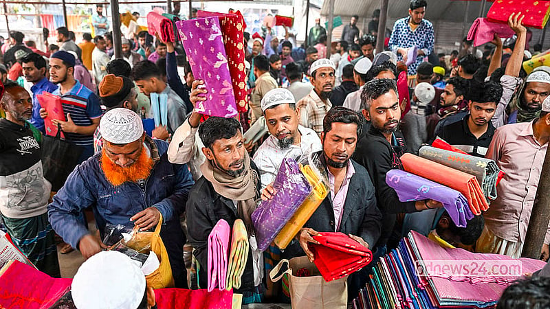 নারায়ণগঞ্জের রূপগঞ্জে নোয়াপাড়ার বিসিক জামদানি হাট শুক্রবার সকালে ক্রেতা-বিক্রেতায় ঠাসা