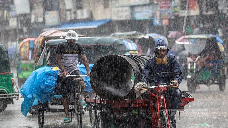 সাগরে গভীর নিম্নচাপের প্রভাবে রাজধানীতে বৃহস্পতিবার একনাগাড়ে বৃষ্টির কারণে ভোগান্তিতে পড়েন স্বল্প আয়ের মানুষ। জুরাইন এলাকা থেকে তোলা। ছবি: আব্দুল্লাহ আল মমীন