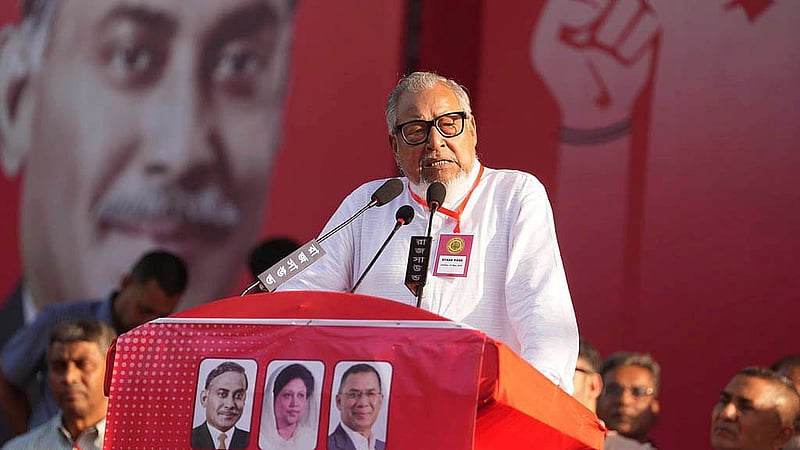 মে দিবসে রাজধানীর নয়া পল্টনে শ্রমিক দলের সমাবেশে বক্তব্য দেন বিএনপি নেতা নজরুল ইসলাম খান।  ছবি: পিএমও