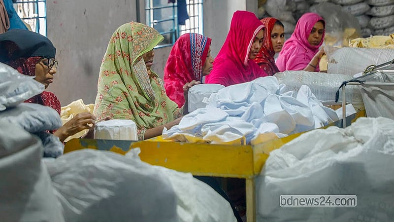 কামরাঙ্গীরচর এলাকার টুপি কারখানায় পুরুষদের পাশাপাশি নারীরাও কাজ করছেন