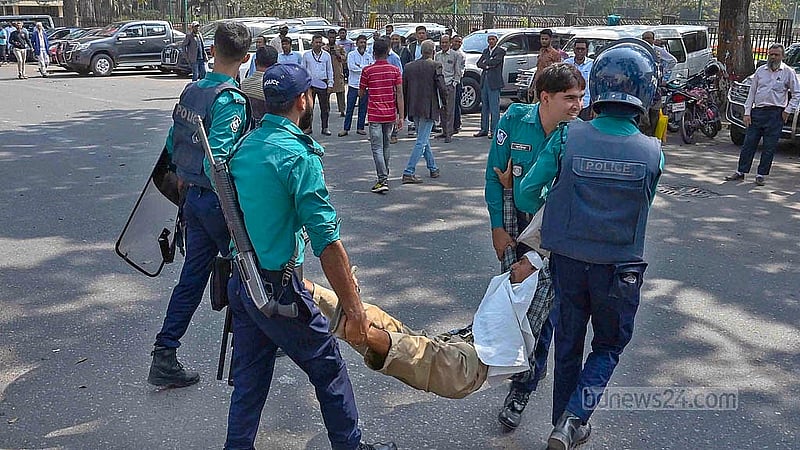 সচিবালয়ের সামনে চাকরিচ্যুত পুলিশ সদস্যরা অবস্থান নিলে তাদের ছত্রভঙ্গ করে দেয় পুলিশ। এসময় কয়েকজনকে আটক করে পুলিশ।