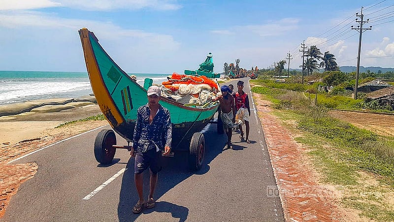 সাগরে মাছ ধরায় ৫৮ দিনের নিষেধাজ্ঞা থাকায় বেকার হয়ে পড়েছিলেন জেলেরা। বুধবার মধ্যরাতে সেই নিষেধাজ্ঞা শেষ হওয়ায় টেকনাফের শাহ পরীর দ্বীপের প্রায় ৫ শতাধিক ট্রলার নিয়ে মাছ ধরার জন্য প্রস্তুতি নিচ্ছেন তারা।  ছবি: জসিম মাহমুদ