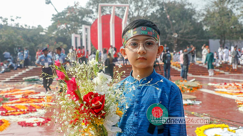 শ্রদ্ধার ফুল হাতে একুশে ফেব্রুয়ারির সকালে শহীদ মিনারে আসে শিশুটি। ছবি: আব্দুল্লাহ আল মমীন