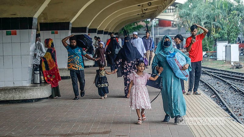 স্বজনদের সঙ্গে ঈদ আনন্দ ভাগাভাগি করতে শুক্রবার রেলপথে ঢাকা ছাড়ে অনেকেই