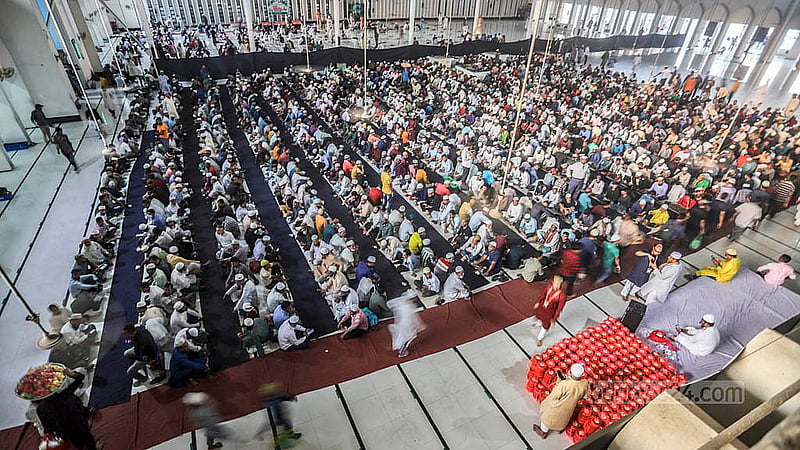 রোজার মাসে প্রতিদিন বায়তুল মোকাররম জাতীয় মসজিদে ইফতার আয়োজনে যোগ দেন অনেক মানুষ। ছবি: আব্দুল্লাহ আল মমীন