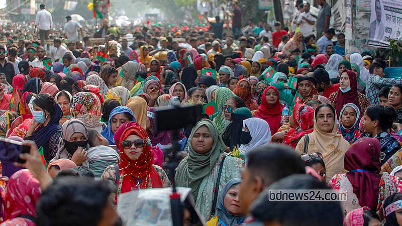 ঢাকা-৮ আসনের মতিঝিল আইডিয়াল স্কুল অ্যান্ড কলেজের সামনে সোমবার বিএনপির পথসভায় মানুষের ভিড় দেখা যায়