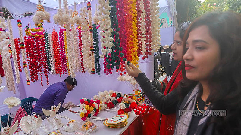 ঢাকা বিশ্ববিদ্যালয়ের চারুকলায় জয়নুল উৎসবের একটি স্টলে দর্শনার্থীরা। ছবি: আব্দুল্লাহ আল মমীন