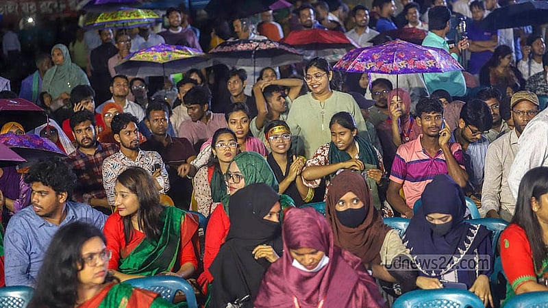 রাজধানীর কেন্দ্রীয় শহীদ মিনার প্রাঙ্গণে সোমবার বৃষ্টির মধ্যে ছাতা মাথায় নিয়ে ‘জুলাই গণঅভ্যুত্থান স্মরণ-২০২৫’ অনুষ্ঠান দেখেন অনেক মানুষ। ছবি: আব্দুল্লাহ আল মমীন