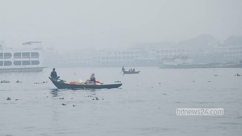 শীতের সকালে বুড়িগঙ্গা নদী থাকে ঘন কুয়াশায় ঢাকা। তাতে নদীর এক পাড় থেকে অন্য পাড়ে দেখা যায় না। নৌযান চলাচলে তৈরি হয় ঝুঁকি