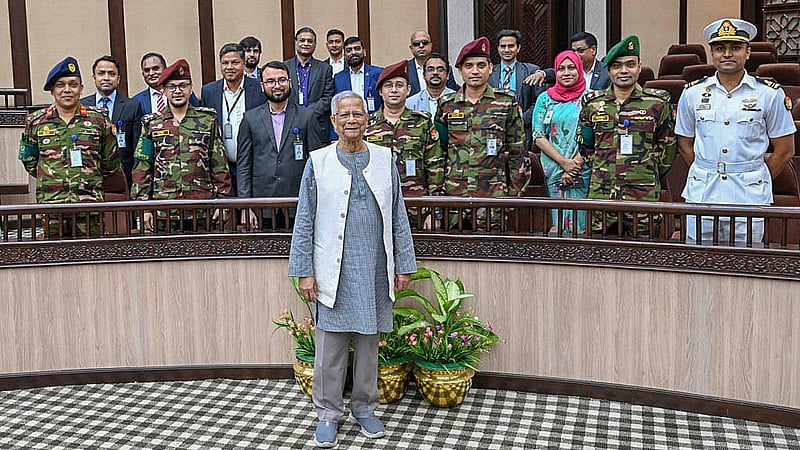 অন্তর্বর্তীকালীন সরকারের প্রধান উপদেষ্টা মুহাম্মদ ইউনূস সোমবার তার কার্যালয়ের কর্মকর্তা-কর্মচারীদের উদ্দেশ্যে বিদায়ী ভাষণ শেষে কর্মরত সবার সঙ্গে ফটোসেশনে অংশ নেন