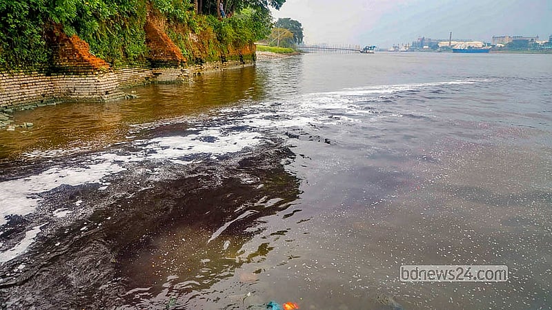 ঢাকার শ্যামপুর এলাকার ডাইং কারখানার বর্জ্য কোনো ধরনের পরিশোধন ছাড়াই মিশছে বুড়িগঙ্গার পানিতে