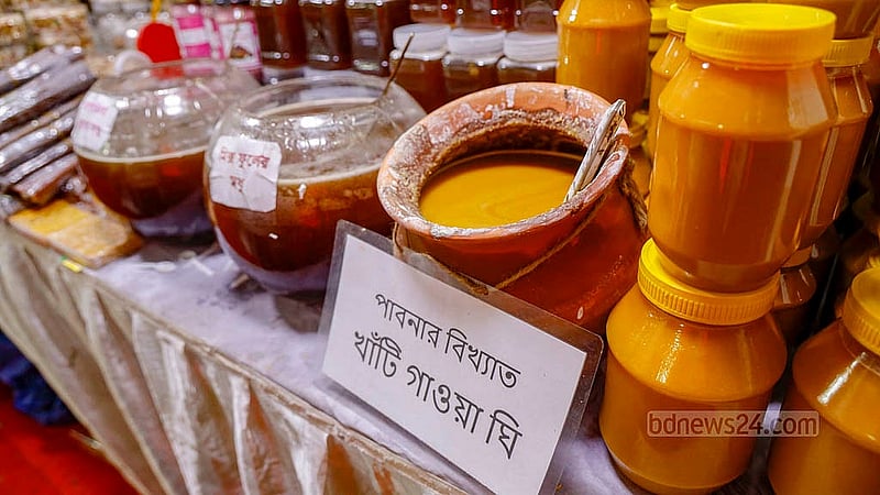 এসএমই পণ্য মেলার একটি স্টলে সাজিয়ে রাখা হয়েছে অর্গানিক পণ্য
