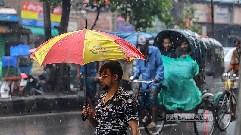 বুধবার দুপুরের হঠাৎ বৃষ্টিতে ভোগান্তিতে পড়ে রাস্তায় বের হওয়া কর্মজীবী মানুষেরা। পুরান ঢাকার নর্থ সাউথ রোড থেকে তোলা