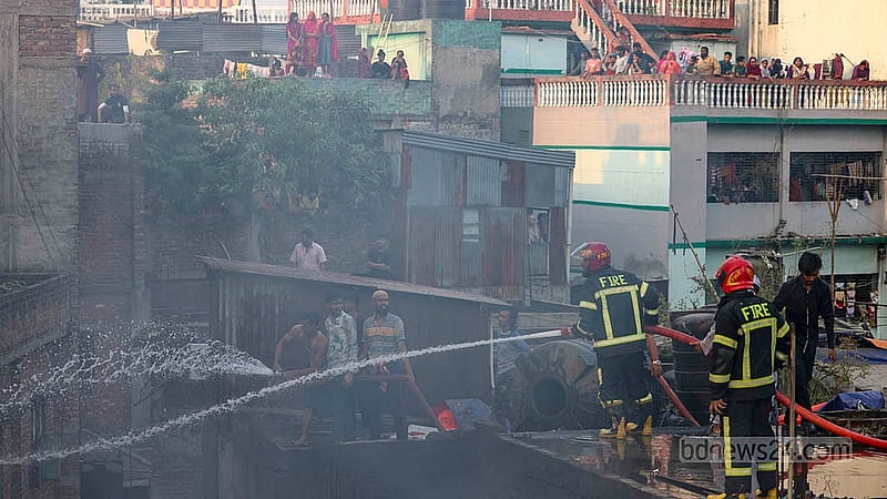 ইসলামবাগের চেয়ারম্যানঘাট এলাকায় আগুন লাগা প্লাস্টিকের গুদামের আশপাশে উঁচু ভবন রয়েছে। সেখানে এক ভবন থেকে অন্য ভবনে পানি ছেটান ফায়ার সার্ভিসের কর্মীরা।