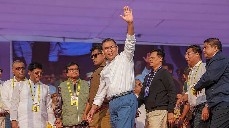 ময়মনসিংহ সার্কিট হাউজ মাঠে মঙ্গলবার নির্বাচনি জনসভার মঞ্চে দাঁড়িয়ে উপস্থিত জনতার উদ্দেশে হাত নেড়ে শুভেচ্ছা জানান বিএনপি চেয়ারম্যান তারেক রহমান