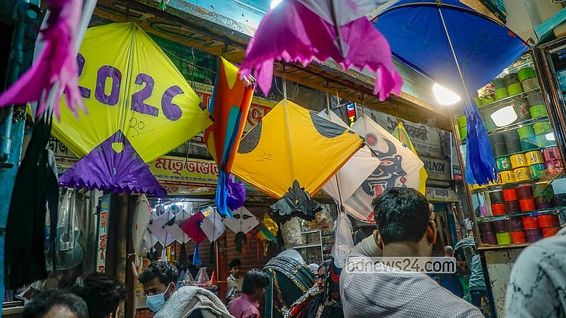 পুরান ঢাকার শাঁখারীবাজারে শাঁখা, পিতল ও পূজার নানা সামগ্রী বছরজুড়ে বিক্রি হলেও সাকরাইন উৎসবের আগে সেখানে মিলছে রঙ-বেরঙের ঘুড়ি
