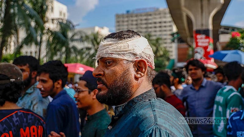 তিন দাবিতে বুধবার বিভিন্ন বিশ্ববিদ্যালয়ের প্রকৌশলের শিক্ষার্থীরা প্রধান উপদেষ্টার বাসভবন যুমনা অভিমুখে মিছিল নিয়ে গেলে পুলিশের সঙ্গে সংঘর্ষে বুয়েটের সাবেক শিক্ষার্থী মাহমুদুর রহমান আহত হন। ছবি: মাহমুদ জামান অভি