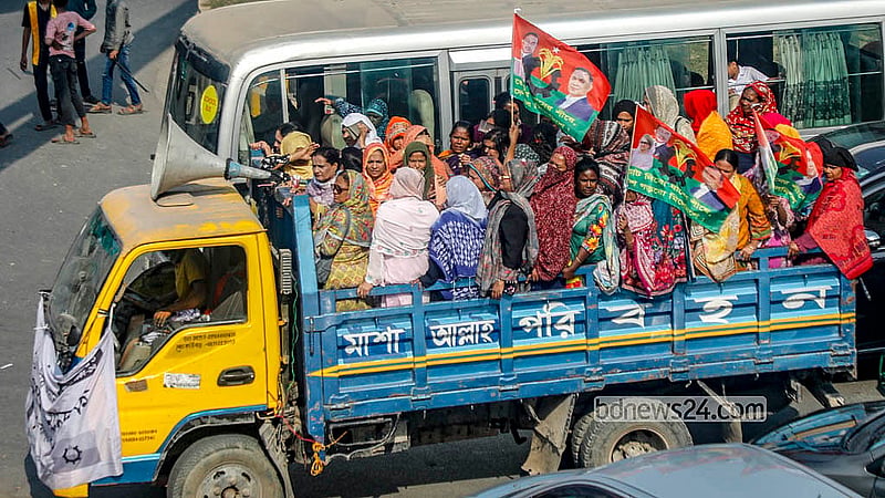 রাজধানীর ইসিবি চত্বরে বিএনপি আয়োজিত পথসভায় যোগ দিতে ট্রাকে করে আসেন ঢাকা-১৭ আসনের নেতাকর্মীরা