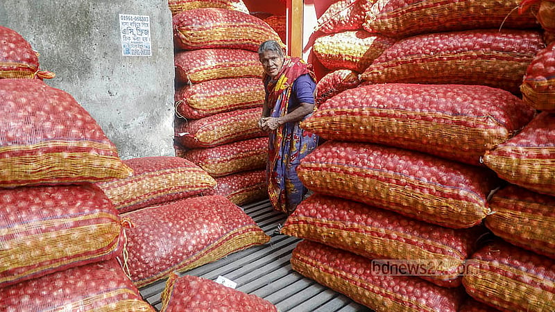 কয়েক দিন ধরেই চড়া পেঁয়াজের বাজার। সরবরাহ স্বল্পতার যুক্তিতে ফরাশগঞ্জের মতো আড়তগুলোতে দুই সপ্তাহের ব্যবধানে কেজিতে পণ্যটির দাম বেড়েছে ৩০ থেকে ৪০ টাকা।  ছবি: আব্দুল্লাহ আল মমীন