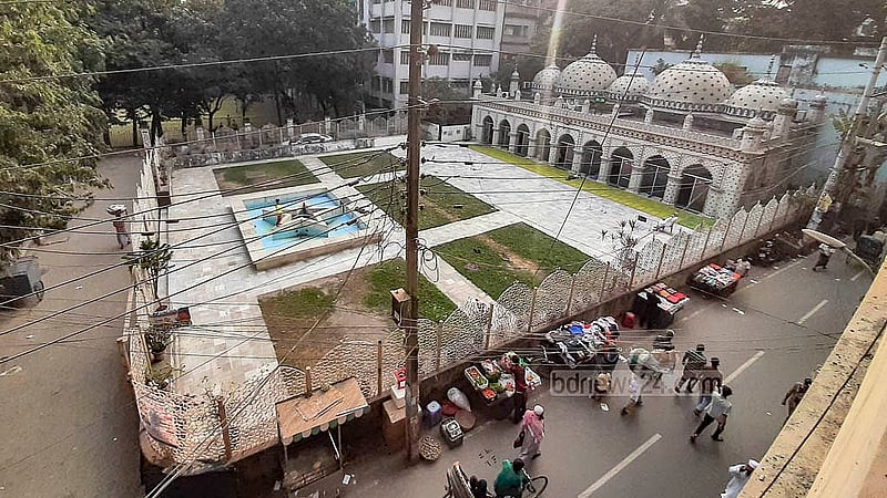 তারা মসজিদের সৌন্দর্য যেন নষ্ট না হয়, সেজন্য মাঠসহ পুরো এলাকা ঘিরে দেওয়া হয়েছে লোহা বেড়া দিয়ে