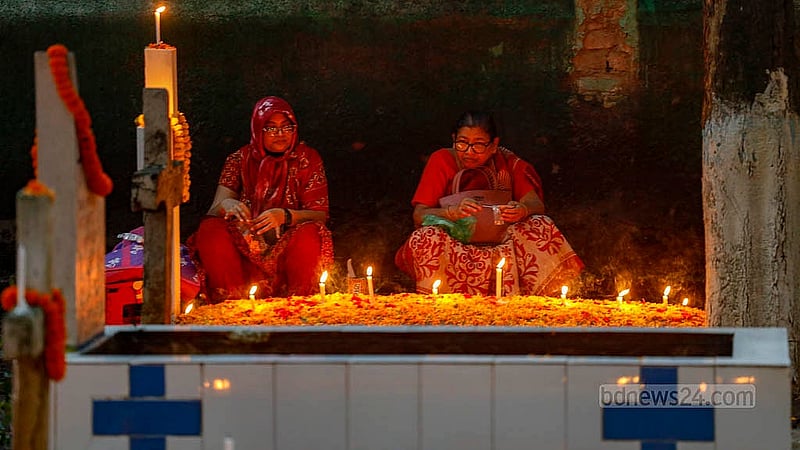 ‘অল সোলস ডেতে'ঢাকার ওয়ারীতে খ্রিষ্টান সমাধি ক্ষেত্রে প্রয়াতদের আত্মার শান্তি কামনায় প্রার্থনা করেন স্বজনরা। ছবি: মাহমুদ জামান অভি