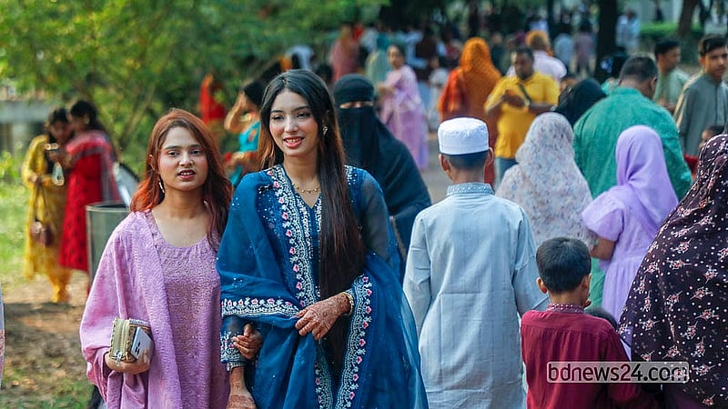 ঢাকার রমনা পার্কে সোমবার ঈদের তৃতীয় দিনেও ছিল ঘুরতে আসা মানুষের ভিড়