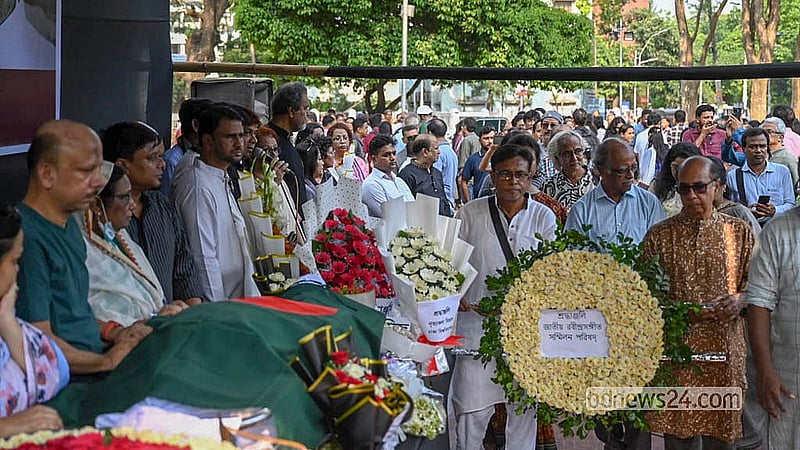 কেন্দ্রীয় শহীদ মিনার প্রাঙ্গণে অভিনেতা ও নির্দেশক আতাউর রহমানের মরদেহে শ্রদ্ধা জানায় বিভিন্ন সংগঠন।
