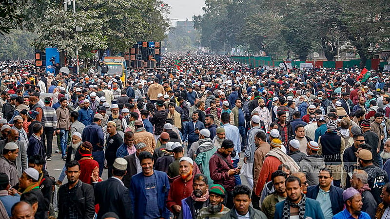 ঢাকার মানিক মিয়া অ্যাভিনিউয়ে বুধবার বিএনপি চেয়ারপারসন খালেদা জিয়ার জানাজায় অংশগ্রহণ করে অসংখ্য মানুষ