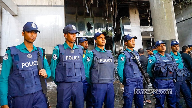 রাজধানীর কারওয়ান বাজারে ইংরেজি দৈনিক ডেইলি স্টার কার্যালয়ে হামলা-ভাঙচুর-অগ্নিসংযোগের পর শুক্রবার সকালে ভবনটির সামনে পুলিশি নিরাপত্তা