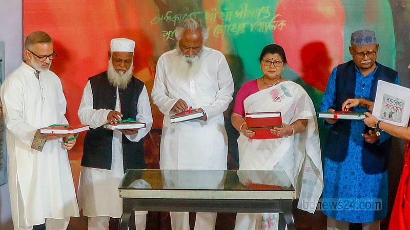 ‘রক্তরেখায় বাংলাদেশের’ তৃতীয় খণ্ডের মোড়ক উন্মোচন অনুষ্ঠানে বইটি দেখছেন বাঁ থেকে সংকলনের প্রধান সম্পাদক তৌফিক ইমরোজ খালিদী এবং অতিথি মুক্তিযোদ্ধা কাজী আশরাফ হুমায়ুন বাঙ্গাল, কামরুল আমান, লুতফা হাসীন রোজী ও মাহফুজ আলম বেগ।