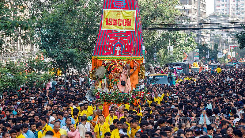 স্বামীবাগ আশ্রম থেকে শুক্রবার বিকালে বের হওয়া রথটি মতিঝিল এলাকায় পৌঁছালে সনাতন ধর্মাবলম্বীদের অংশগ্রহণে ছেয়ে যায় পুরো সড়ক। ছবি: মাহমুদ জামান অভি