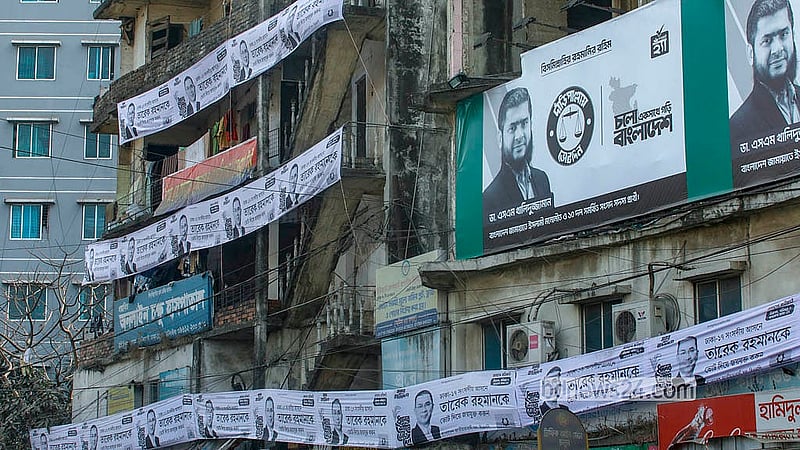 ত্রয়োদশ সংসদ নির্বাচন ঘিরে ঢাকা ১৭ আসনের মাটিকাটা প্রধান সড়কের দুইপাশের ভবনে প্রার্থীদের প্রচারের ব্যানার। ছবি: আব্দুল্লাহ আল মমীন