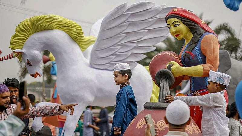 মুঘল আমলের ইতিহাস তুলে ধরা ছবিও দেখা যায় সোমবার ঈদ আনন্দ মিছিল। ছবি: রয়টার্স