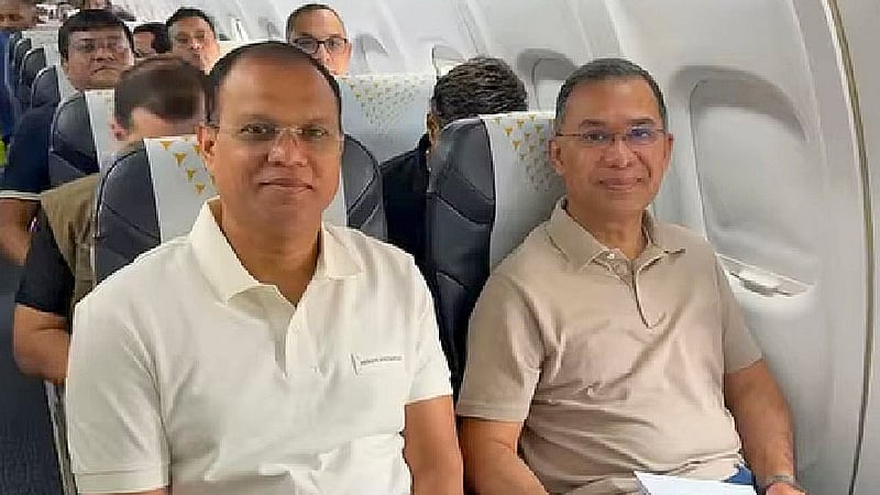 ঢাকার শাহজালাল আন্তর্জাতিক বিমানবন্দর থেকে সোমবার সকালে উড়োজাহাজে চেপে একদিনের সফরে যশোরের পথে প্রধানমন্ত্রী তারেক রহমান