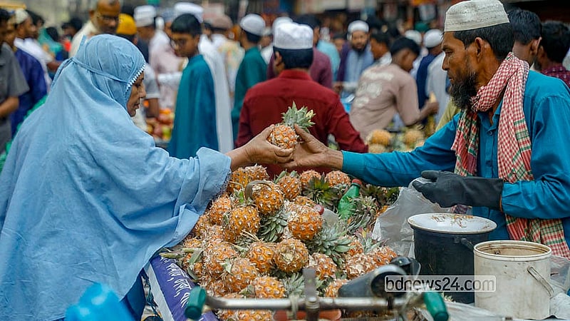 রাজধানীর নয়াপল্টনে ভিআইপি সড়কে সাপ্তাহিক ভ্রাম্যমাণ বাজারে কেনাকাটা সারেন স্থানীয় নারী ও পথচারীরাও