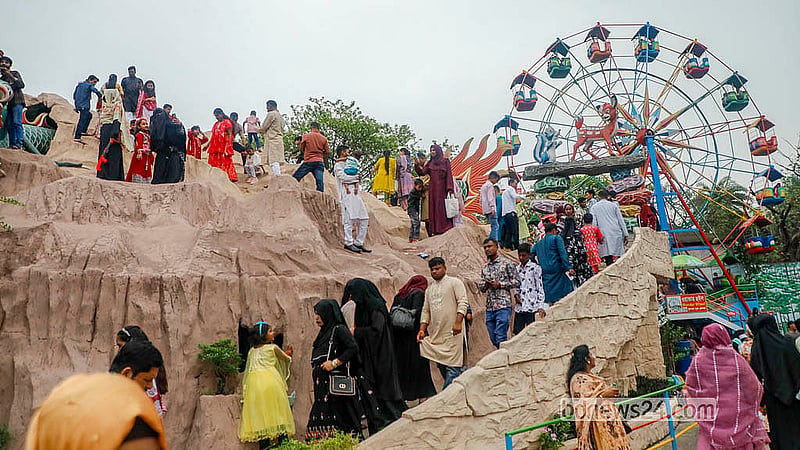 রাজধানীর শ্যামলীর শিশু মেলায় ঈদের দিন দর্শনার্থীদের ভিড়