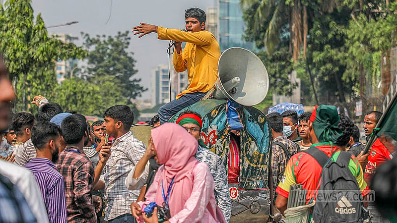 স্বতন্ত্র বিশ্ববিদ্যালয়ের দাবিতে মঙ্গলবার প্ল্যাকার্ড ও স্লোগানে সাত কলেজের শিক্ষার্থীরা। ছবি: মাহমুদ জামান অভি