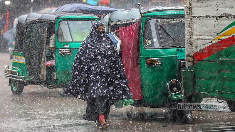 সাগরে গভীর নিম্নচাপের প্রভাবে রাজধানীতে বৃহস্পতিবার দিনভর বৃষ্টিতে ভোগান্তিতে পড়ে মানুষ। জুরাইন এলাকা থেকে তোলা। ছবি: আব্দুল্লাহ আল মমীন