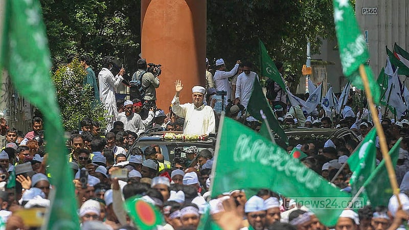 রাজধানীতে ঈদে মিলাদুন্নবীর শোভাযাত্রায় যোগ দেন আঞ্জুমানে রহমানিয়ার মইনীয়া মাইজভাণ্ডারীয়ার সভাপতি চেয়ারম্যান সৈয়দ সাইফুদ্দীন আহমদ। ছবি: আব্দুল্লাহ আল মমীন