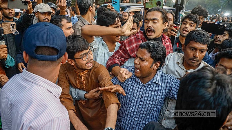 সারা দেশে বাউলদের ওপর হামলার প্রতিবাদে শুক্রবার বিকালে শাহবাগে পাবলিক লাইব্রেরির সামনে ‘সম্প্রীতি যাত্রা’ আয়োজন করে ‘গানের আর্তনাদ’ অনুষ্ঠান। সেখানে ‘জুলাই মঞ্চের’ ব্যানারে একদল যুবক মিছিল নিয়ে সেখানে বাধা দিলে দুইপক্ষের হাতাহাতি হয়