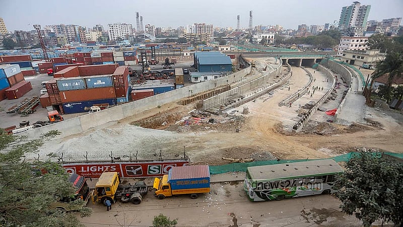 কমলাপুর-টিটিপাড়া আন্ডারপাসের সঙ্গে কমলাপুর সড়ক সংযোগের কাজ এখনও বাকি। দ্রুত নির্মাণ কাজ শেষ করে খুলে দেওয়া হবে এটি। ছবি: আব্দুল্লাহ আল মমীন
