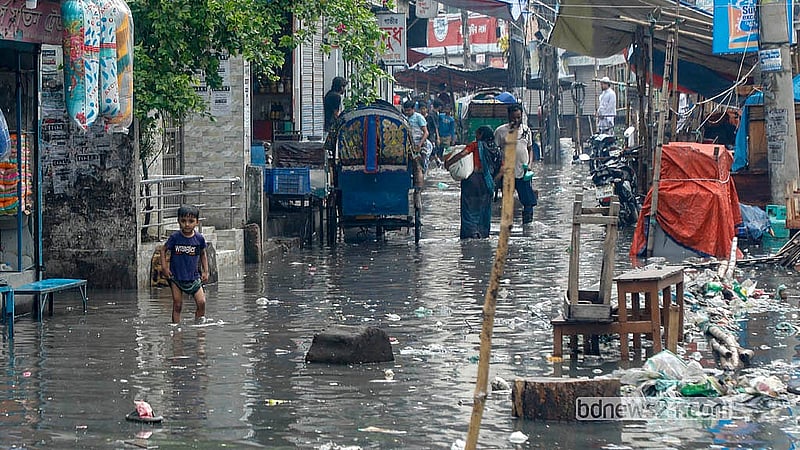 রাজধানীতে সোমবার দুপুরের বৃষ্টিতে যাত্রাবাড়ীর কুতুবখালী খাল ও সড়ক তলিয়ে একাকার হয়ে গেছে। নোংরা পানিতে ভোগান্তি পড়েন স্থানীয় বাসিন্দারা