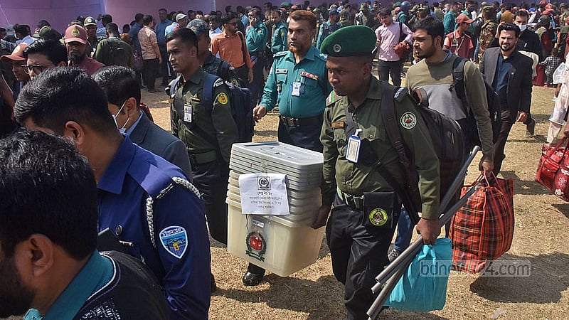 পুলিশ ও আনসারের নিরাপত্তার মধ্য দিয়ে চট্টগ্রাম জেলা স্টেডিয়াম মাঠ থেকে বুধবার ভোটকেন্দ্রে পাঠানো হয় ভোটের সরঞ্জাম