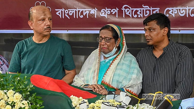 অভিনেতা ও নির্দেশক আতাউর রহমানের মরদেহের সামনে কান্নায় ভেঙে পড়েন তার স্বজনেরা। সোমবার রাতে রাজধানীর ধানমন্ডিতে পপুলার হাসপাতালে মারা যান তিনি।