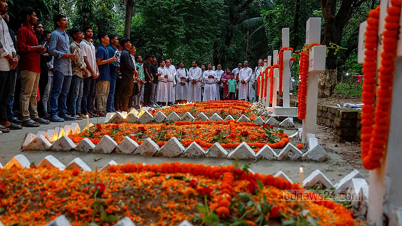 ‘অল সোলস ডে’ উপলক্ষে রোবাবর ঢাকার ওয়ারীতে ঢাকা খ্রিষ্টান কবরস্তানের প্রায় প্রতিটি সমাধি ঢেকে দেওয়া হয় ফুল ও মোমবাতি প্রজ্জলন করা হয়। ছবি: মাহমুদ জামান অভি