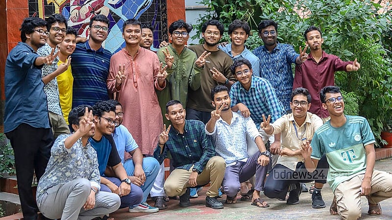 এইচএসসি ফলাফল প্রকাশের পর মঙ্গলবার ঢাকা নটরডেম কলেজের শিক্ষার্থীদের উল্লাস।ছবি: আব্দুল্লাহ আল মমীন
