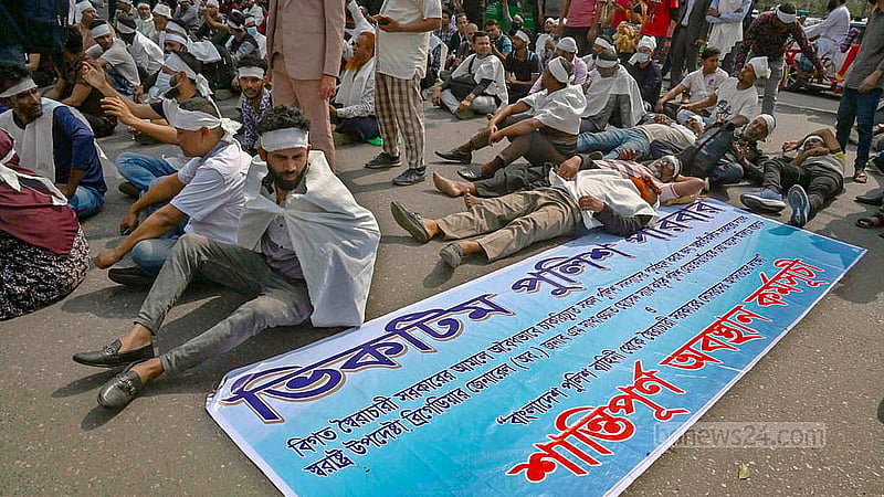 চাকরিতে পুনর্বহালের দাবিতে বৃহস্পতিবার স্বরাষ্ট্র উপদেষ্টার সঙ্গে দেখা করতে যাওয়ার আগে সচিবালয়ের সামনে চাকরিচ্যুত পুলিশ সদস্যদের অবস্থান।