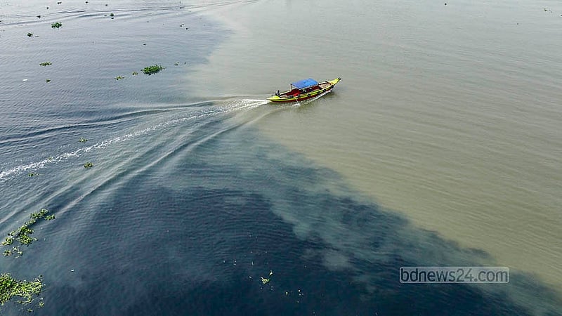 শীতলক্ষ্যা নদীর ঘোলা পানিতে মিশছে না বালু নদীর দূষিত কালো পানি। নদীতে দেখা যাচ্ছে দুই রকমের পানি। ডেমরার সুলতানা কামাল সেতু থেকে তোলা