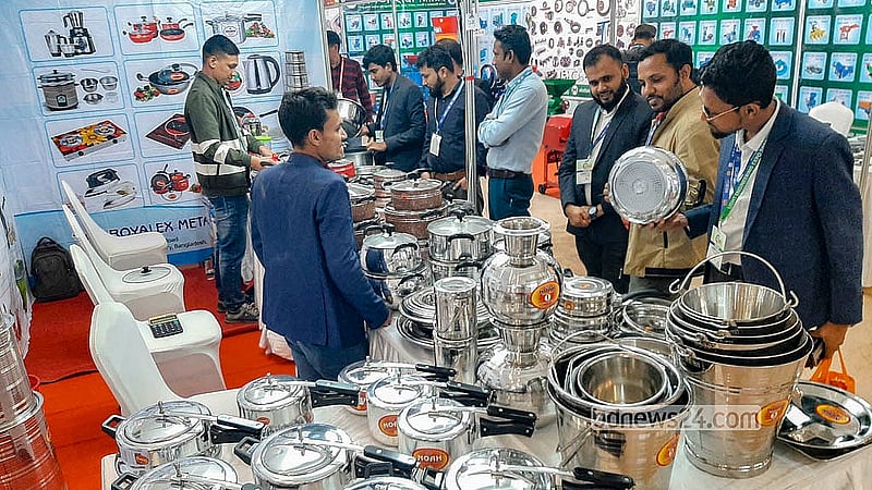 ‘বাংলাদেশ লাইট ইঞ্জিনিয়ারিং এক্সপো’ ঘুরে দেখার পাশাপাশি কেনাকাটাও সারছেন দর্শনার্থীরা