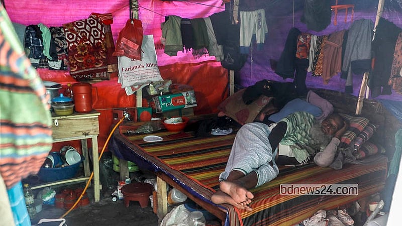 মাস দেড়েক আগে ঢাকার কড়াইল বস্তিতে ভয়াবহ আগুনে পুড়ে যায় প্রায় ১৫০০ ঘর। এখনো ঘর নির্মাণ করতে না পারায় অনেকেই থাকছেন ত্রিপল দিয়ে বানানো ঘরে
